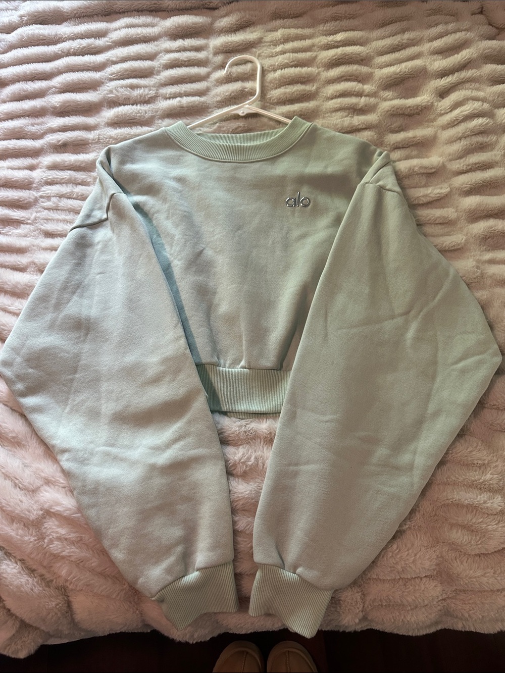Alo Women’s Mint Green Cropped Accolade Crewneck Sweatshirt size Small